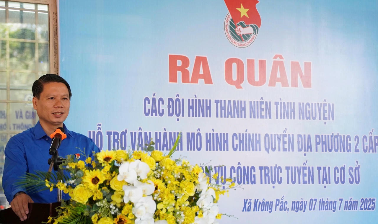 Bí thư Tỉnh Đoàn Đắk Lắk Lương Minh Tùng phát biểu tại buổi ra quân các đội hình thanh niên tình nguyện hỗ trợ vận hành mô hình chính quyền 2 cấp.