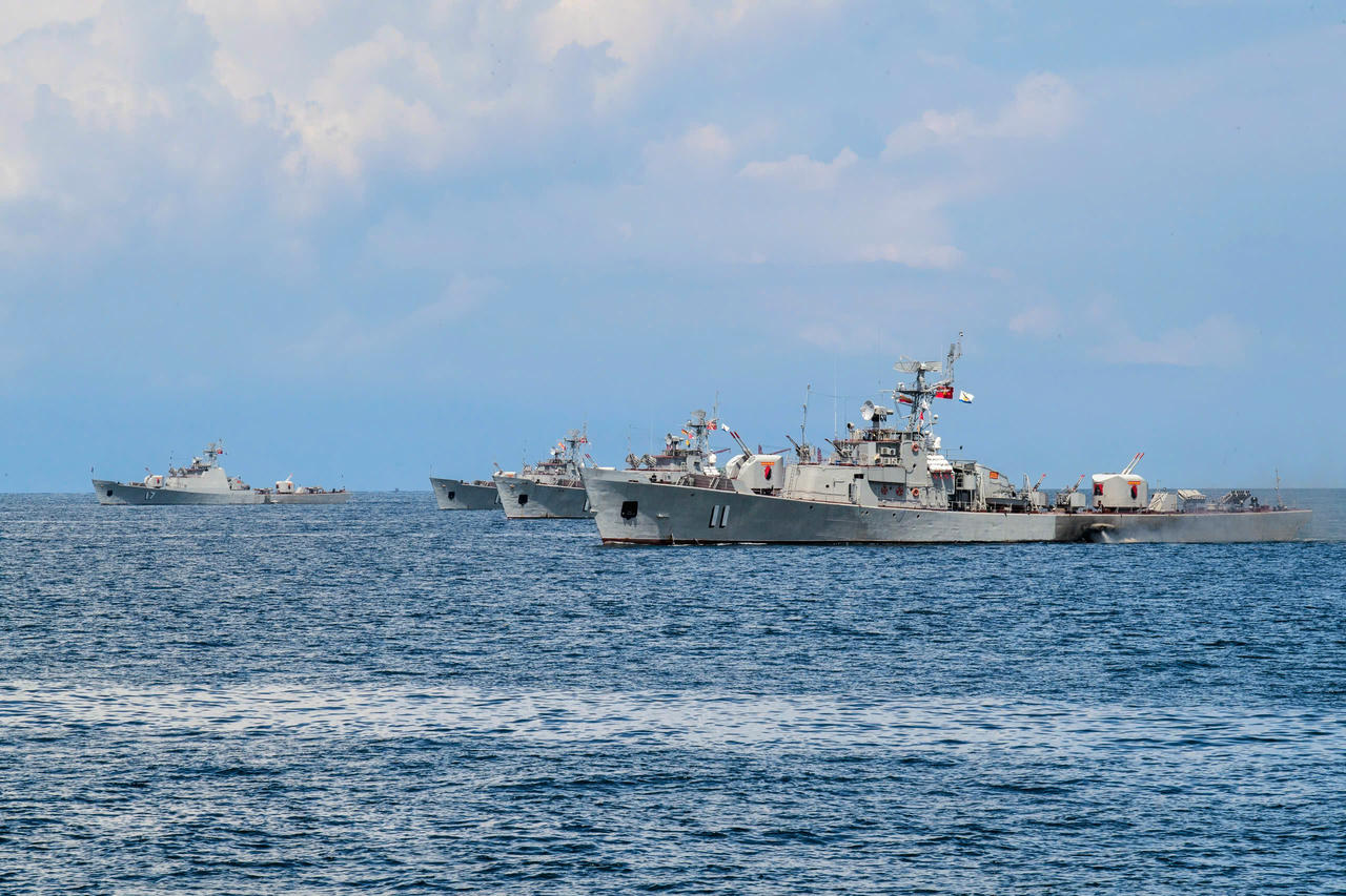 Các biên đội tàu của Lữ đoàn 171 Hải quân thực hiện nhiệm vụ trên biển. Ảnh: Hoàng Hải Thịnh.