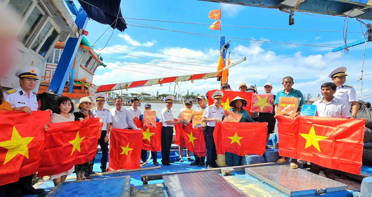 Lữ đoàn 171 Hải quân tổ chức chương trình "Hải quân Việt Nam làm điểm tựa cho ngư dân vươn khơi bám biển" tại thị trấn Phước Hải, Bà Rịa - Vũng Tàu.