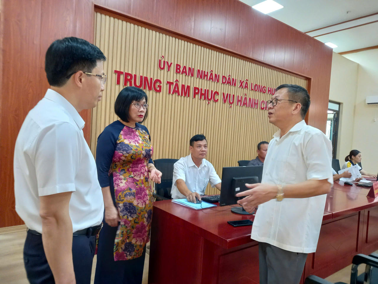 Bà Đặng Hoàng Oanh, Thứ trưởng Bộ Tư pháp; ông Lại Văn Hoàn, Phó Chủ tịch UBND Hưng Yên và ông Trần Hữu Nam Giám đốc Sở Tư pháp thăm Trung tâm phục vụ hành chính công tại xã Long Hưng