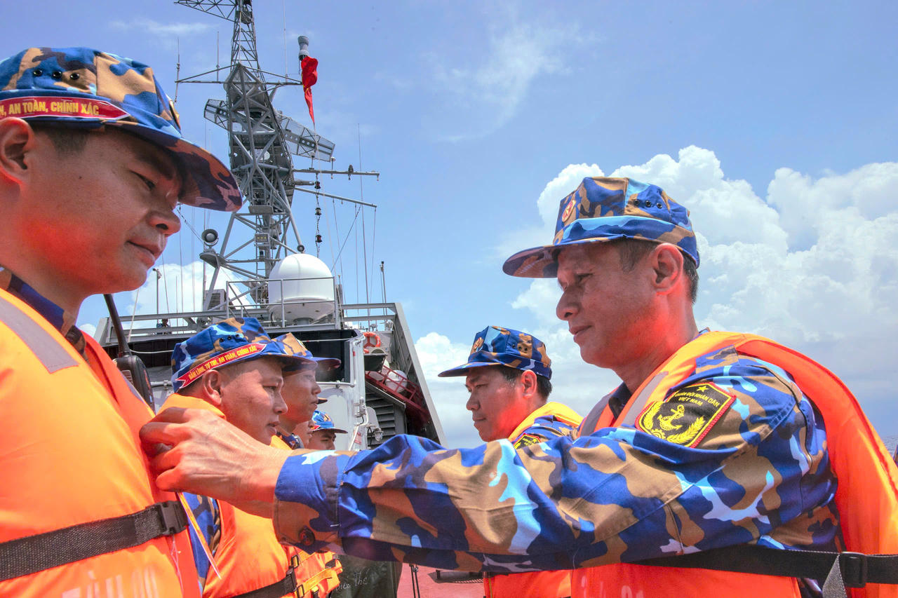 Đại tá Lê Thanh Bình, Lữ đoàn trưởng Lữ đoàn 171 Hải quân kiểm tra trước khi thực hiện nhiệm vụ trên biển. Ảnh: Hoàng Hải Thịnh.