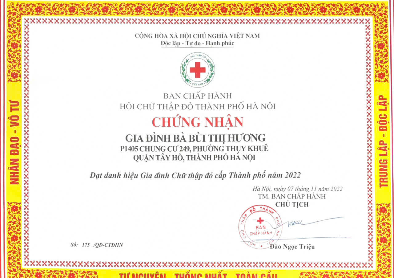 Gia đình bà Bùi Thị Hương được vinh danh là Gia đình Chữ thập đỏ cấp TP năm 2022.
