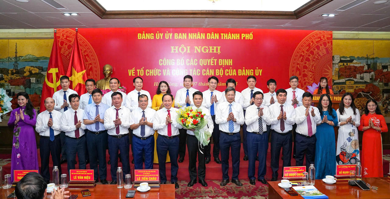 Công bố các quyết định về tổ chức và công tác cán bộ của Đảng ủy UBND TP Hải Phòng
