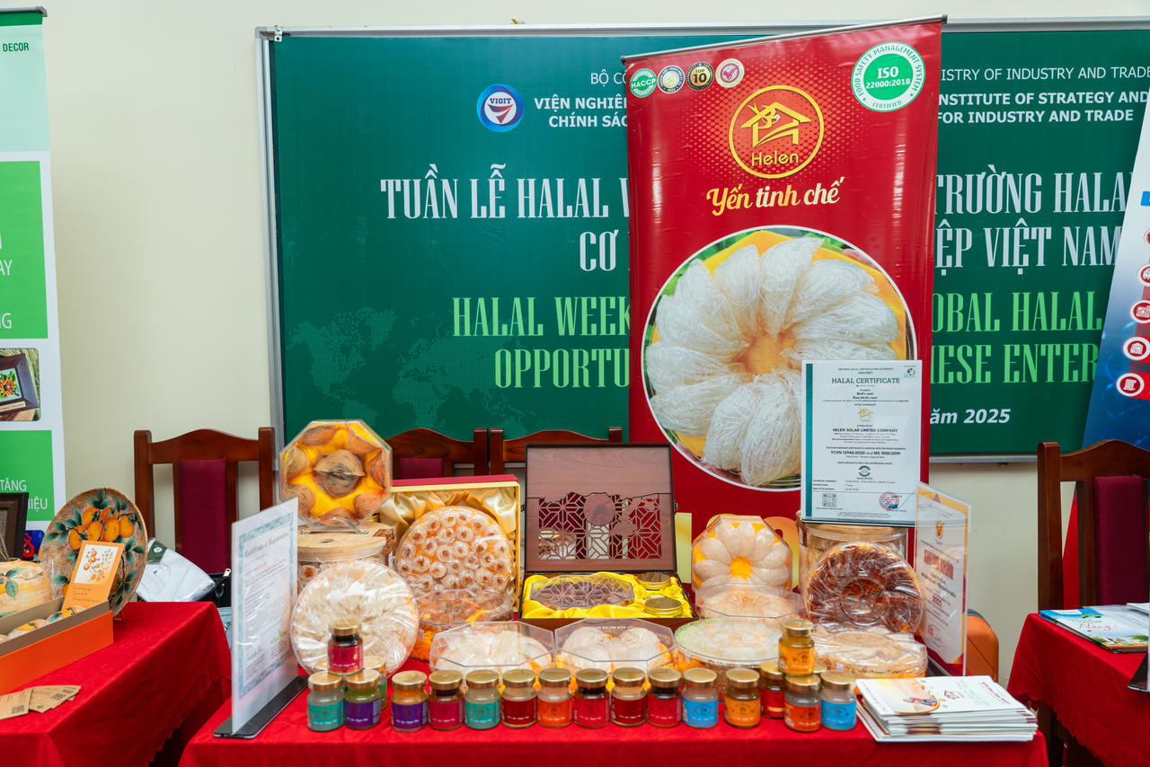 Các sản phẩm của Yến Helen tham gia Tuần lễ Halal.