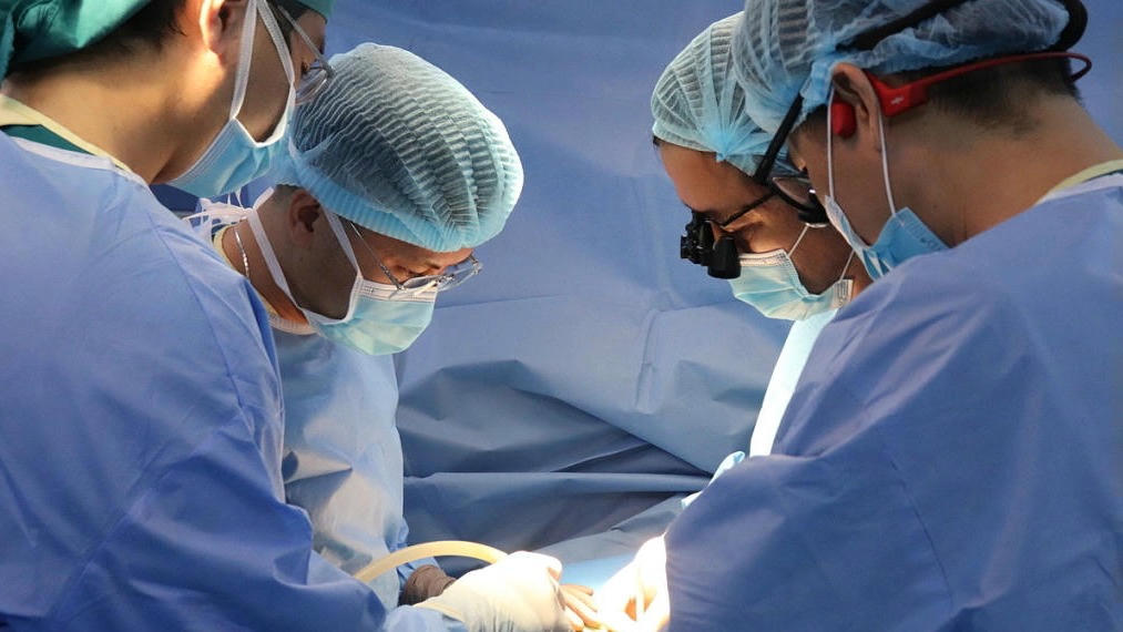 Người mẹ hiến thận cứu con gái mắc suy thận mạn giai đoạn cuối