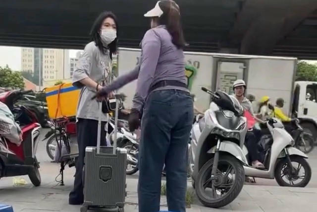 Phạt 2,5 triệu đồng người bán trà đá đuổi cô gái ở bến xe Mỹ Đình