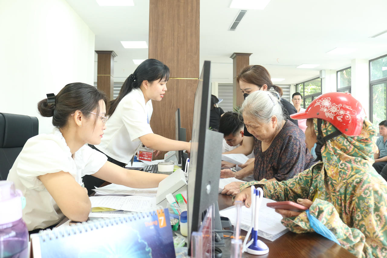 Với phương châm “làm hết việc, không làm hết giờ”, đội ngũ cán bộ, công chức tại đây luôn nỗ lực tối đa, sẵn sàng làm việc cả vào thứ Bảy, Chủ nhật để đáp ứng nhu cầu của người dân.