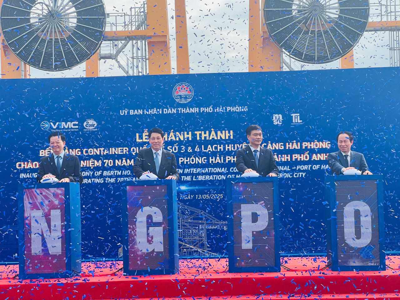 Uỷ viên Bộ Chính trị, Chủ tịch nước Lương Cường bấm nút Khánh thành bến cảng 3,4 Lạch Huyện