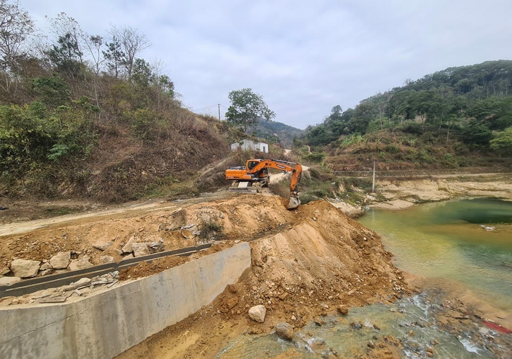 Máy móc thực hiện sửa chữa một dự án thủy lợi tại Lạng Sơn.