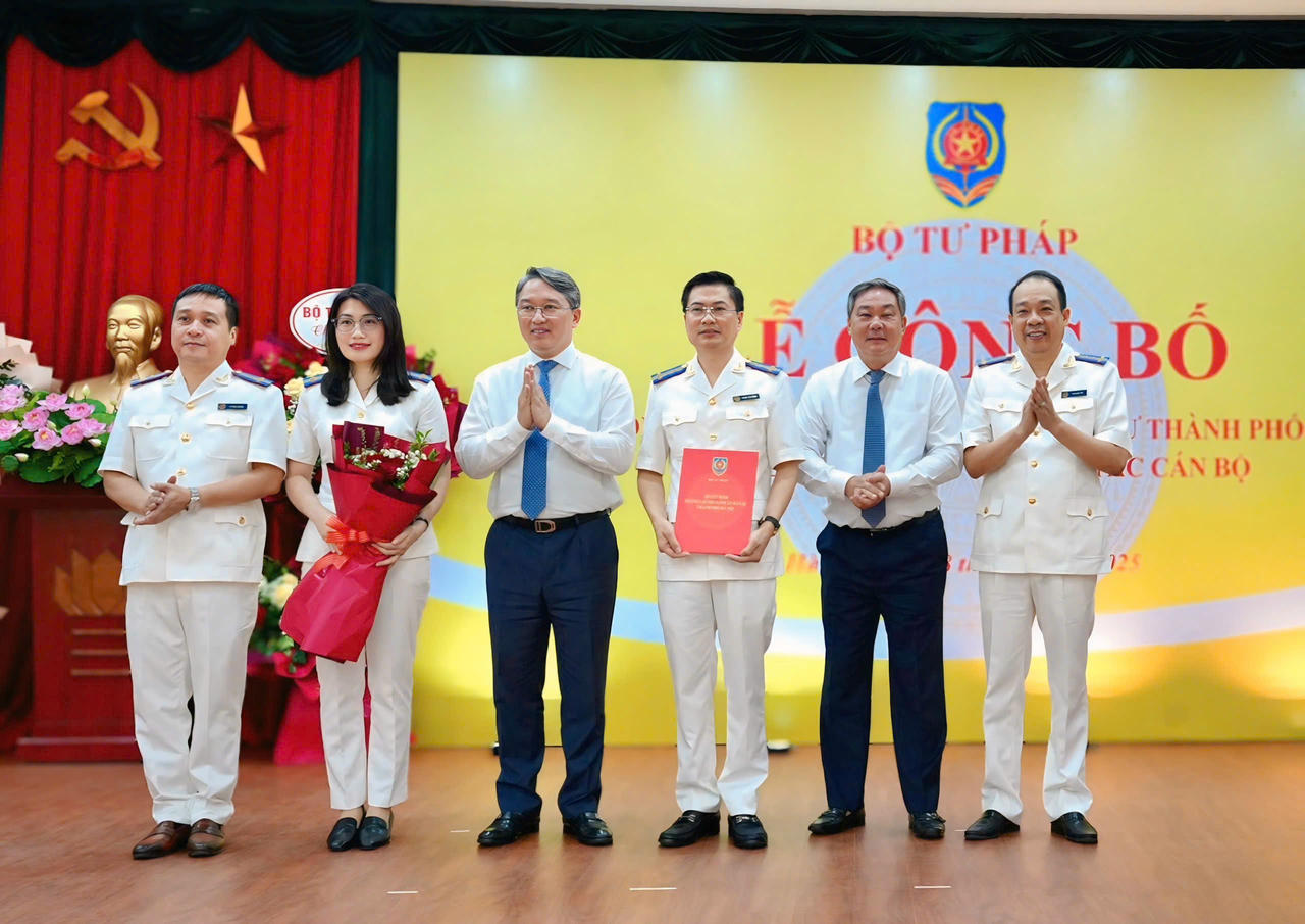 Công bố quyết định thành lập Thi hành án dân sự TP. Hà Nội và trao quyết định bổ nhiệm cán bộ