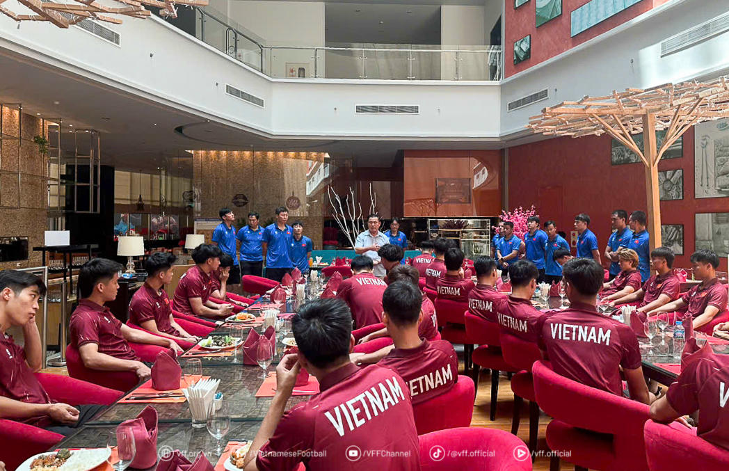 Phó Chủ tịch VFF Trần Anh Tú động viên đội tuyển U22 Việt Nam tại nơi đóng quân ở phường Vũng Tàu, TP HCM.

