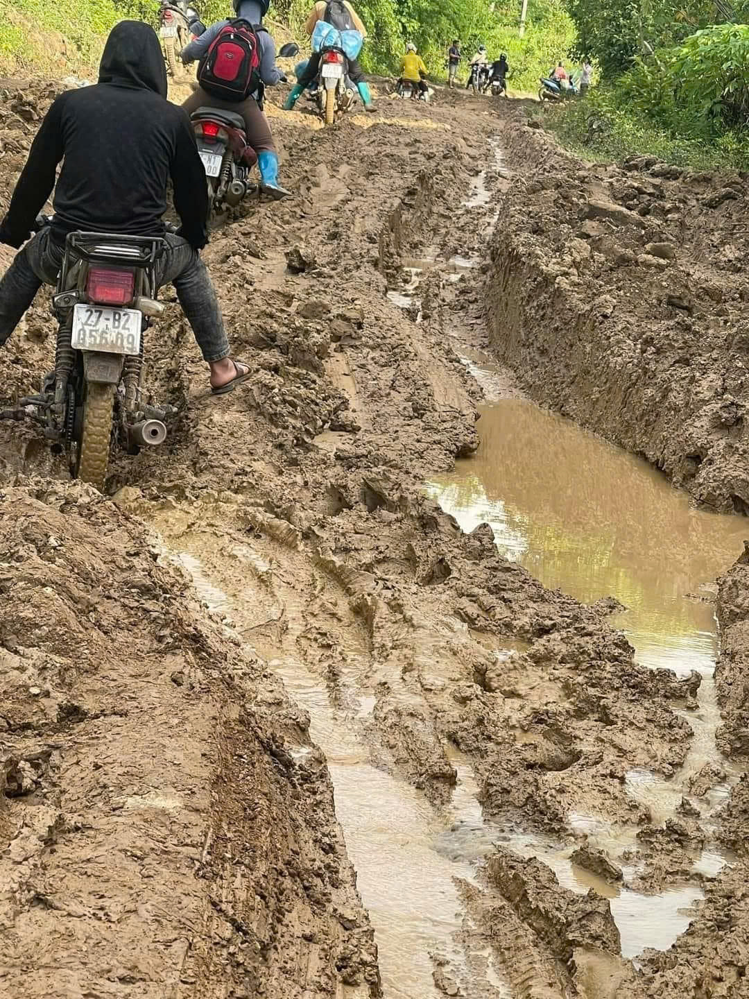 Cán bộ Quỹ không quản ngại khó khăn, đường xá không thuận lợi để tiếp cận, hướng dẫn và đồng hành cùng người dân để nhận tiền chi trả DVMTR .