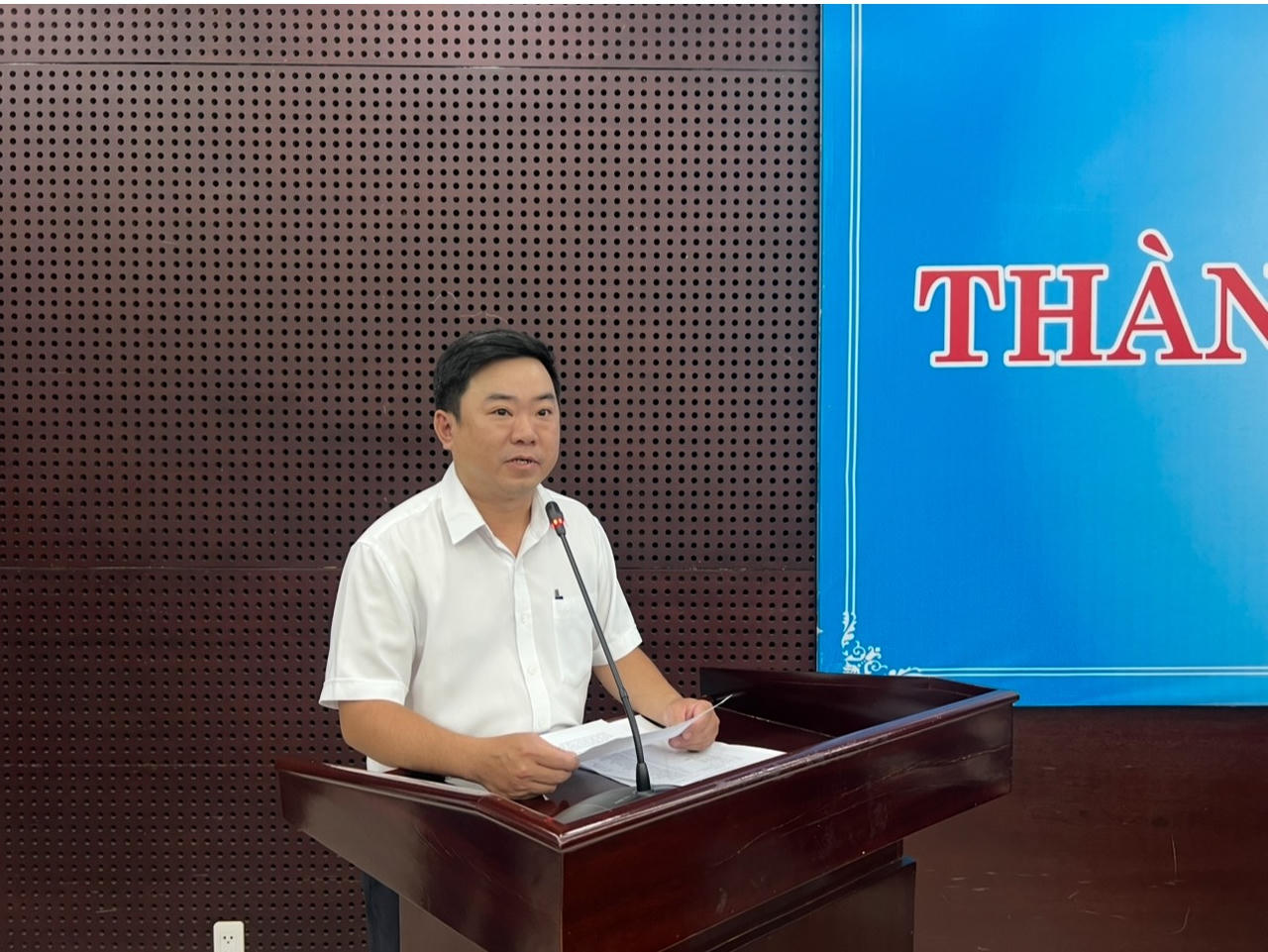 Phó Giám đốc Sở Nội vụ thành phố Đà Nẵng Trần Trung Sơn phát biểu tại buổi làm việc.