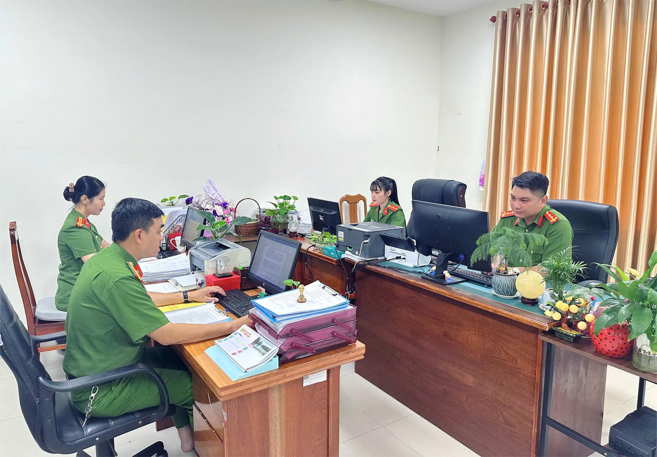 Cán bộ Phòng Cảnh sát QLHC về TTXH Công an tỉnh, khẩn trương thực hiện nhiệm vụ giải quyết TTHC trong ngày đầu thực hiện mô hình chính quyền hai cấp.