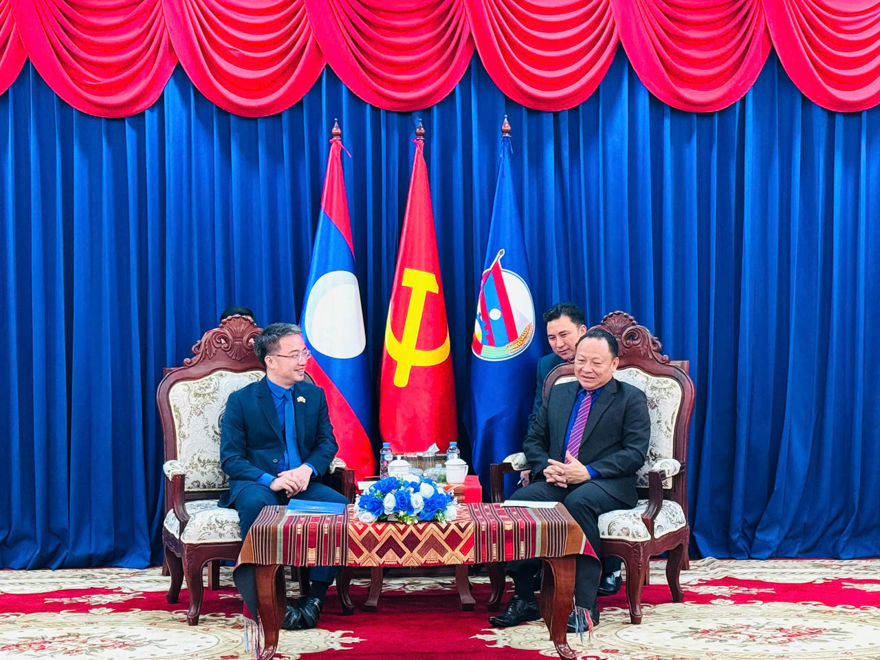 Anh Nguyễn Tường Lâm - Bí thư Trung ương Đoàn Thanh niên Cộng sản Hồ Chí Minh, Chủ tịch Hội Liên hiệp Thanh niên Việt Nam (bên trái) bày tỏ lời cảm ơn trước sự đón tiếp trọng thị, chu đáo và tình cảm của đồng chí Mon-xay Lao-mua-xồng và lãnh đạo, cán bộ Trung ương Đoàn Thanh niên Nhân dân Cách mạng Lào.