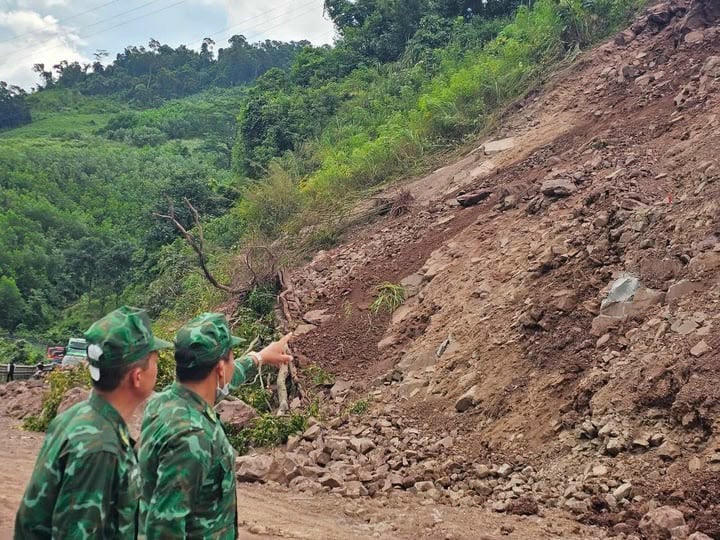 Sạt lở khiến các khối đất đá lớn bất ngờ đổ xuống mặt đường, gây cản trở giao thông.