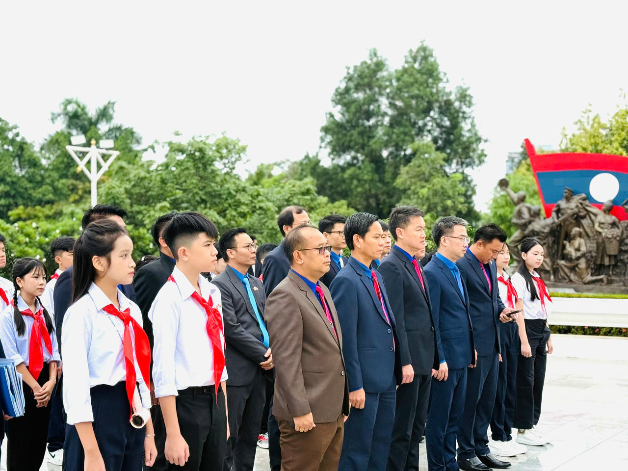 Bí thư Trung ương Đoàn Thanh niên Nhân dân Cách mạng Lào Mon-xay Lao-mua-xồng khẳng định thế hệ trẻ Việt Nam - Lào cần tiếp tục học hỏi các vị tiền bối, xây dựng và vun đắp mối quan hệ hữu nghị vĩ đại.