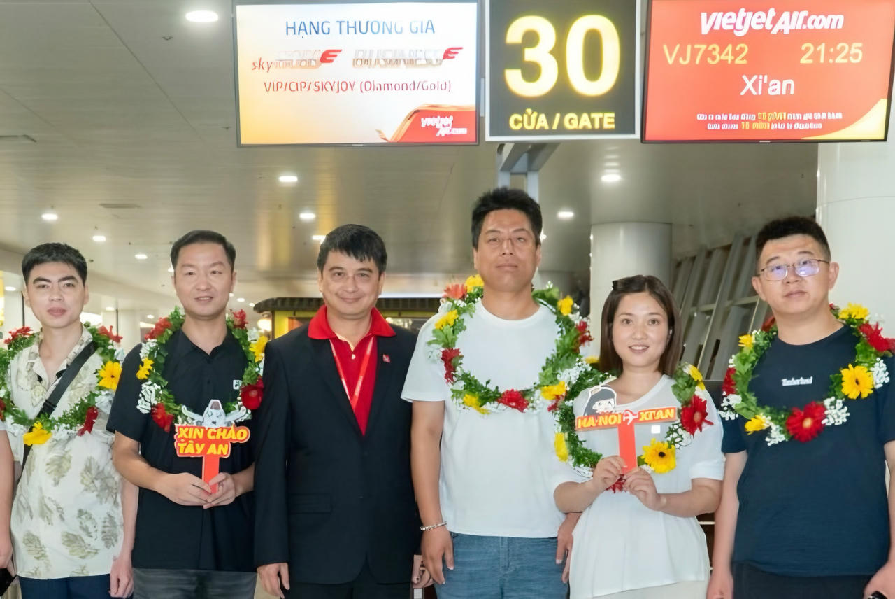  Lãnh đạo Vietjet chào mừng hành khách trên đường bay mới Hà Nội - Tây An
