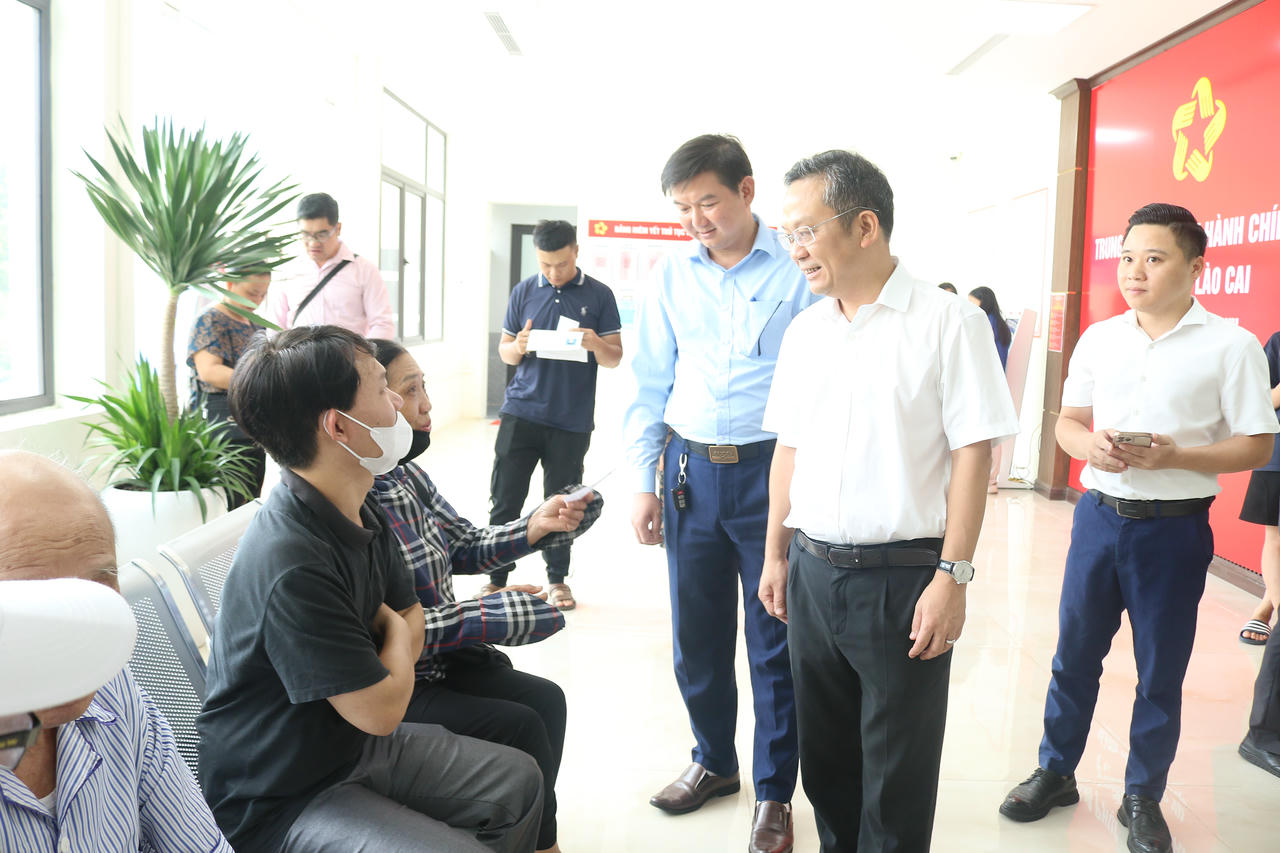 Bí thư Đảng ủy phường Lào Cai Nguyễn Quốc Huy  trò chuyện với người dân