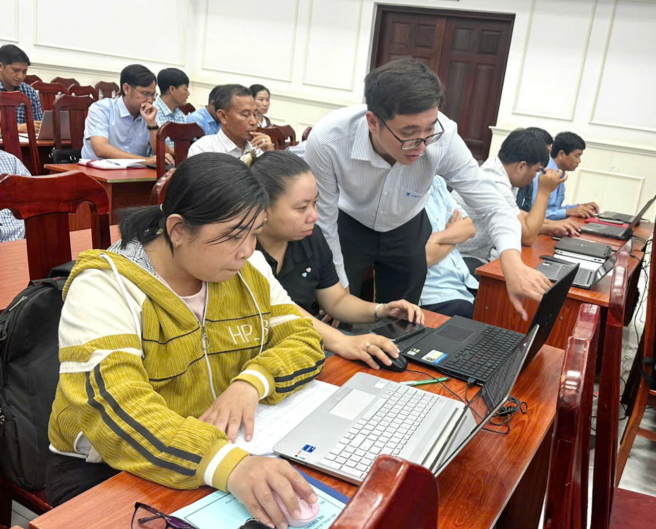 Kỹ thuật viên VNPT Cà Mau trực tiếp hướng dẫn quy trình khai thác dữ liệu, tạo lập hồ sơ, in Giấy chứng nhận, phân quyền tài khoản và thực hành thao tác trên máy tính.