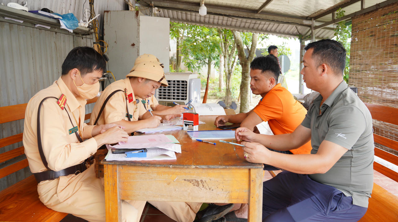 Trong quá trình kiểm tra, xử lý CSGT Tuyên Quang kết hợp tuyên truyền, phố biến pháp luật cho người tham gia giao thông. Ảnh: Nguyên Đức