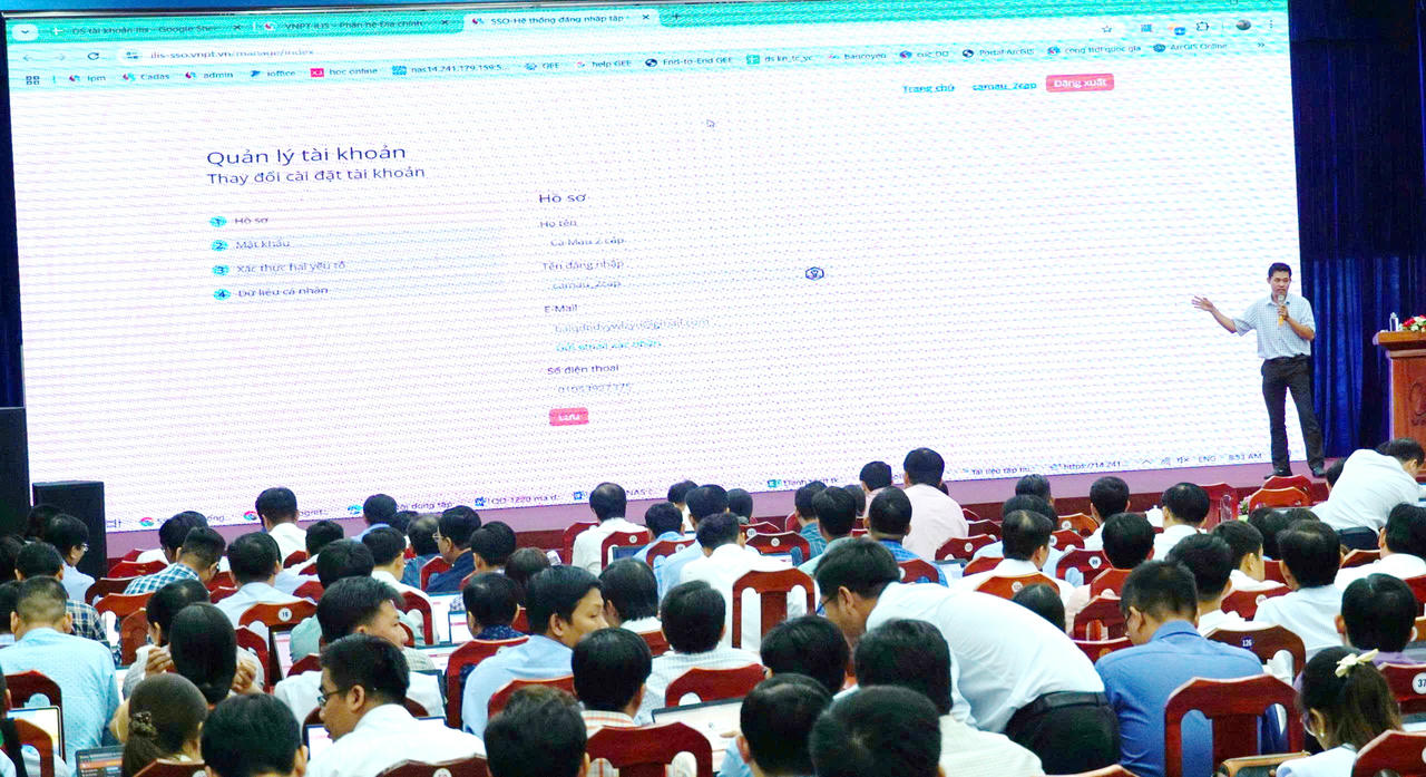 Chuyên viên Văn phòng Đăng ký đất đai tỉnh Cà Mau trực tiếp hướng dẫn quy trình xử lý, giải quyết thủ tục hành chính trên phần mềm VNPT iLIS.
