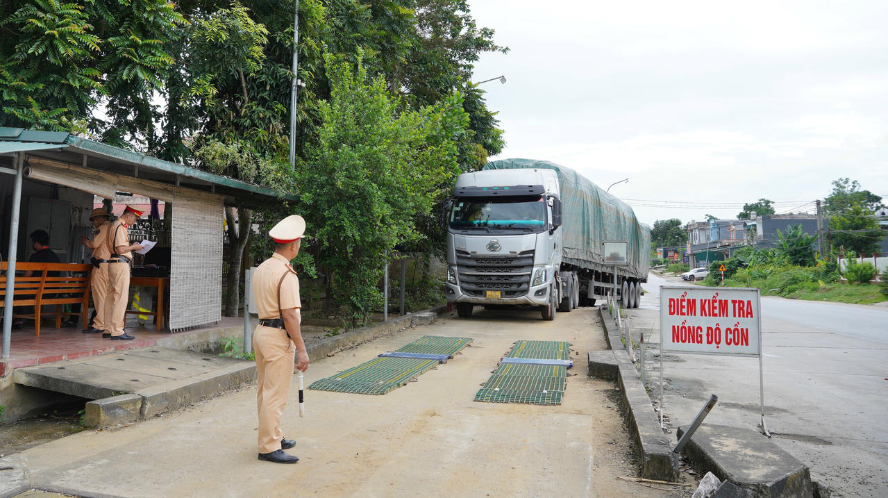 CSGT Trạm Hàm Yên – Tuyên Quang tạm sử dụng cân lưu động để kiểm tra tải trọng phương tiện lưu thông trên tuyến. Ảnh: Nguyên Đức