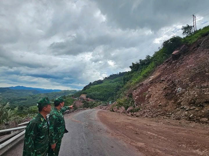 Sạt lở đất trên Quốc lộ 15D, giao thông lên cửa khẩu La Lay bị ách tắc