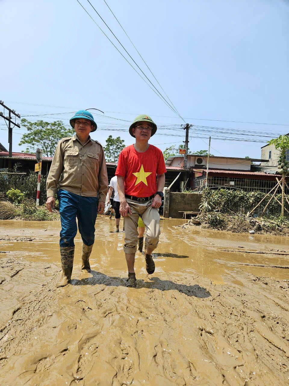 TS. Vũ Hoài Nam, Tổng Biên tập Báo Pháp luật Việt Nam tại Trấn Yên (Yên Bái cũ) sau trận lũ tháng 9/2024.