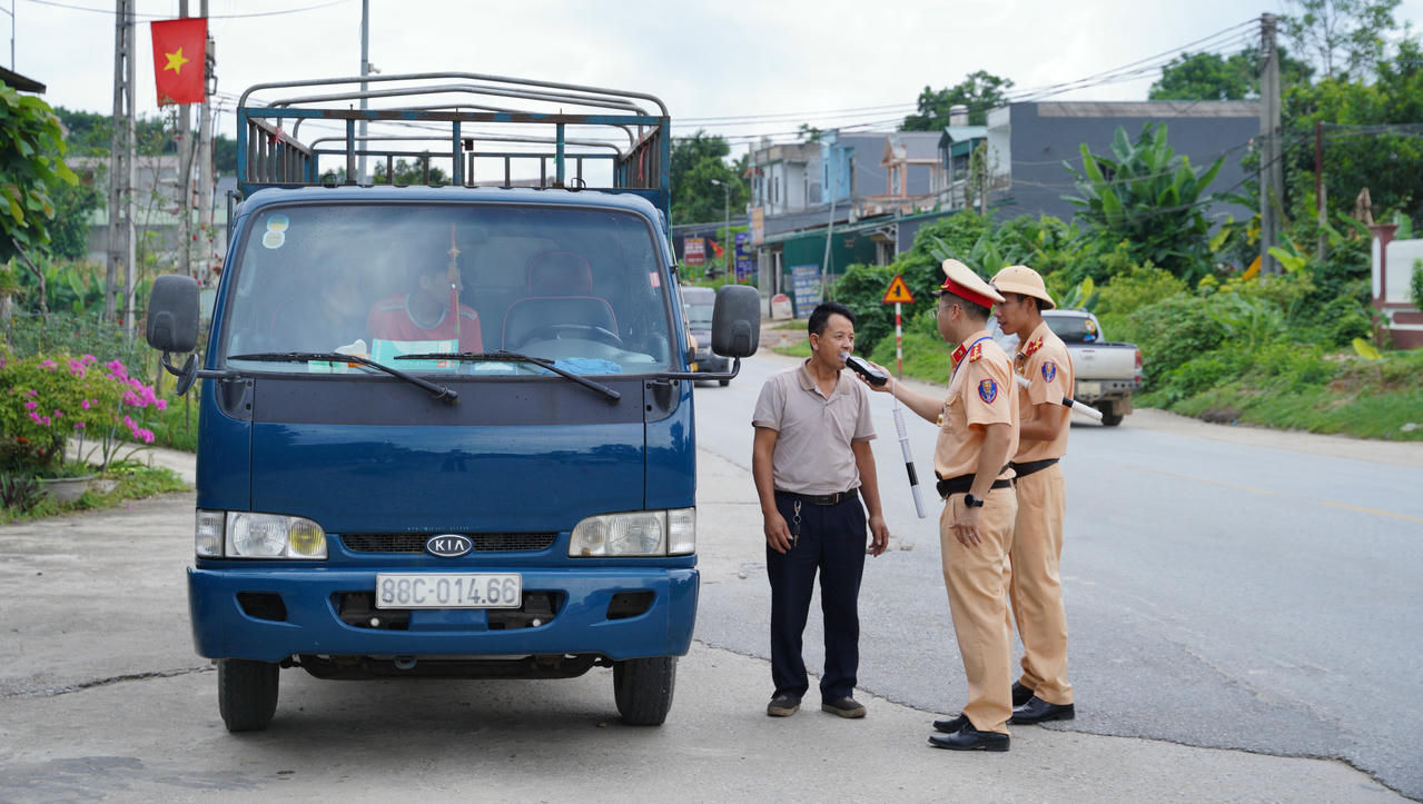 CSGT Tuyên Quang kiểm tra nồng độ cồn tài xế lưu thông trên tuyến quốc lộ 2. Ảnh: Nguyên Đức