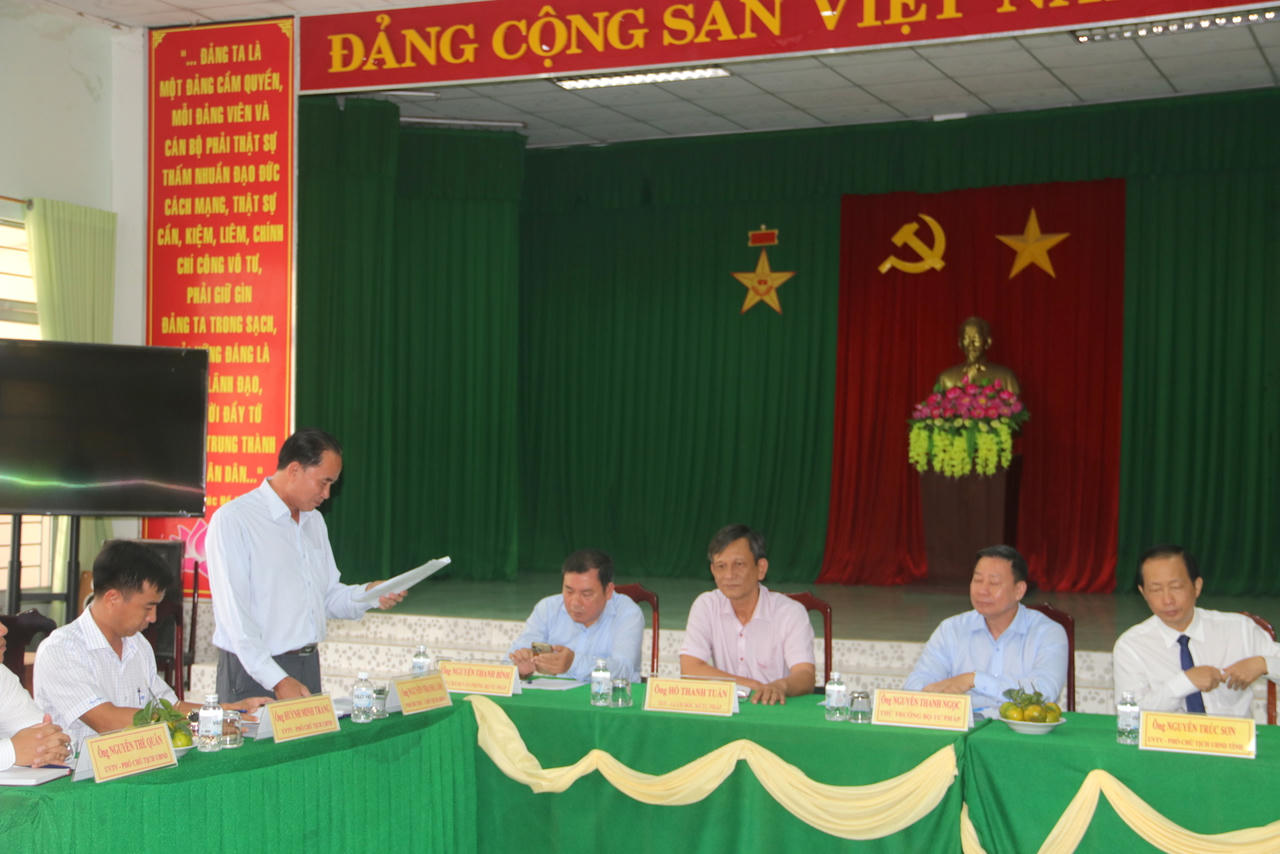 Lãnh đạo phường Phước Hậu, tỉnh Vĩnh Long báo cáo với Thứ trưởng và đoàn công tác