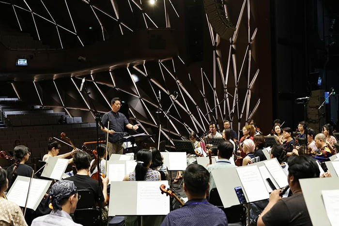 Trực tiếp thực hiện chương trình có 2 người con của nhạc sĩ Hoàng Vân là nhạc trưởng Lê Phi Phi – chỉ huy đêm nhạc và TS Lê Y Linh – người viết kịch bản chương trình. (Ảnh BTC)