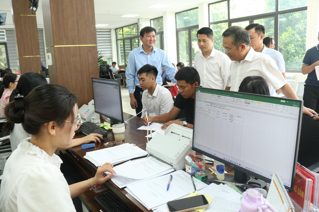 Bí thư Đảng ủy phường Lào Cai Nguyễn Quốc Huy kiểm tra công tác tiếp nhận và giải quyết thủ tục hành chính tại Trung tâm phục vụ hành chính công phường.