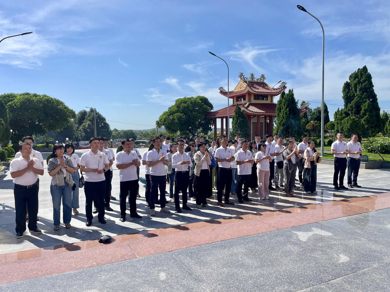 Học viên lớp Cao cấp Lý luận chính trị K75.A20 dâng hương tại Nghĩa trang Liệt sĩ TP Đà Nẵng.