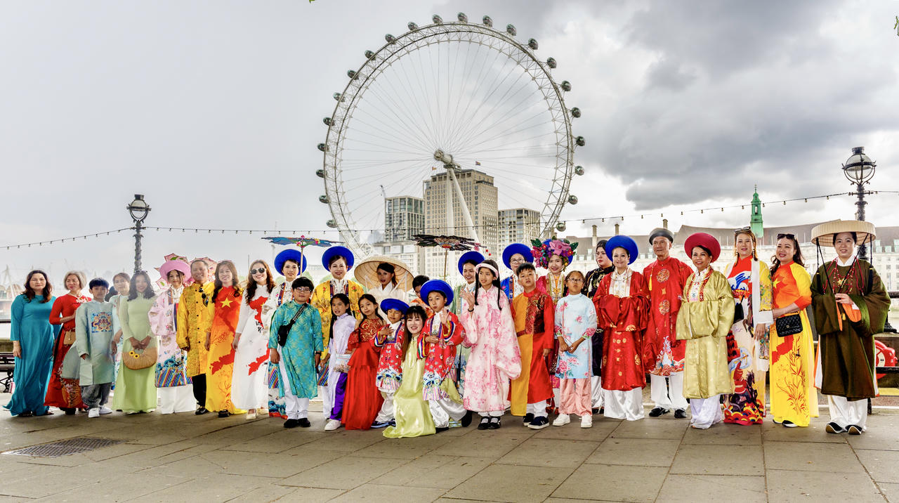 Sự kiện “Việt phục bộ hành London”. Ảnh: Andrea.