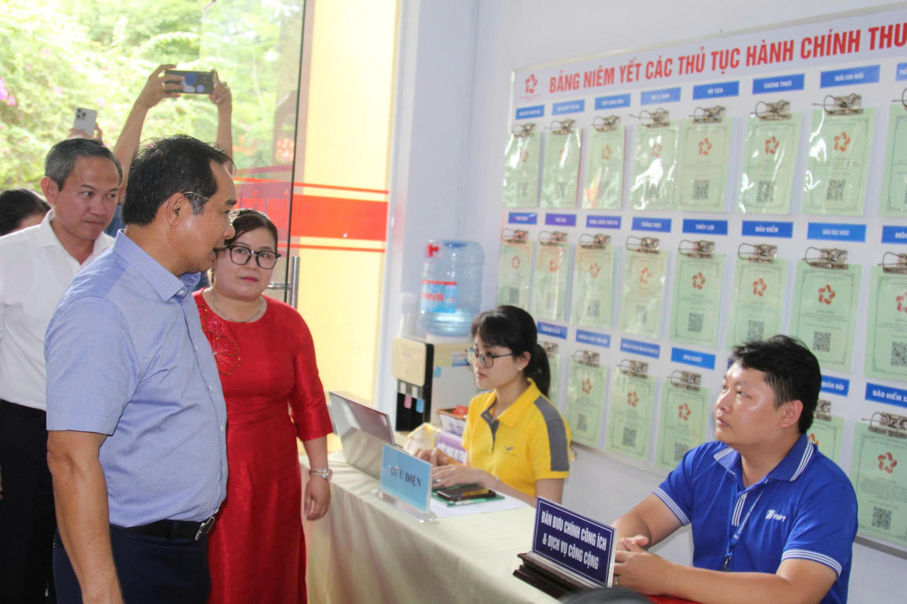 Chủ tịch UBND TP. Hồ Chí Minh thăm hỏi, động viên người lao động.