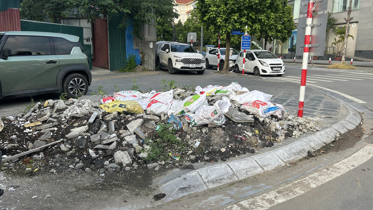 Phế thải, rác thải, rác cây xanh tập kết trên vỉa hè ảnh hưởng mỹ quan đô thị, mất vệ sinh môi trường.
