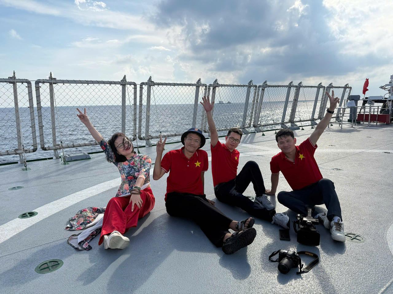 Phút nghỉ ngơi trên boong tàu.