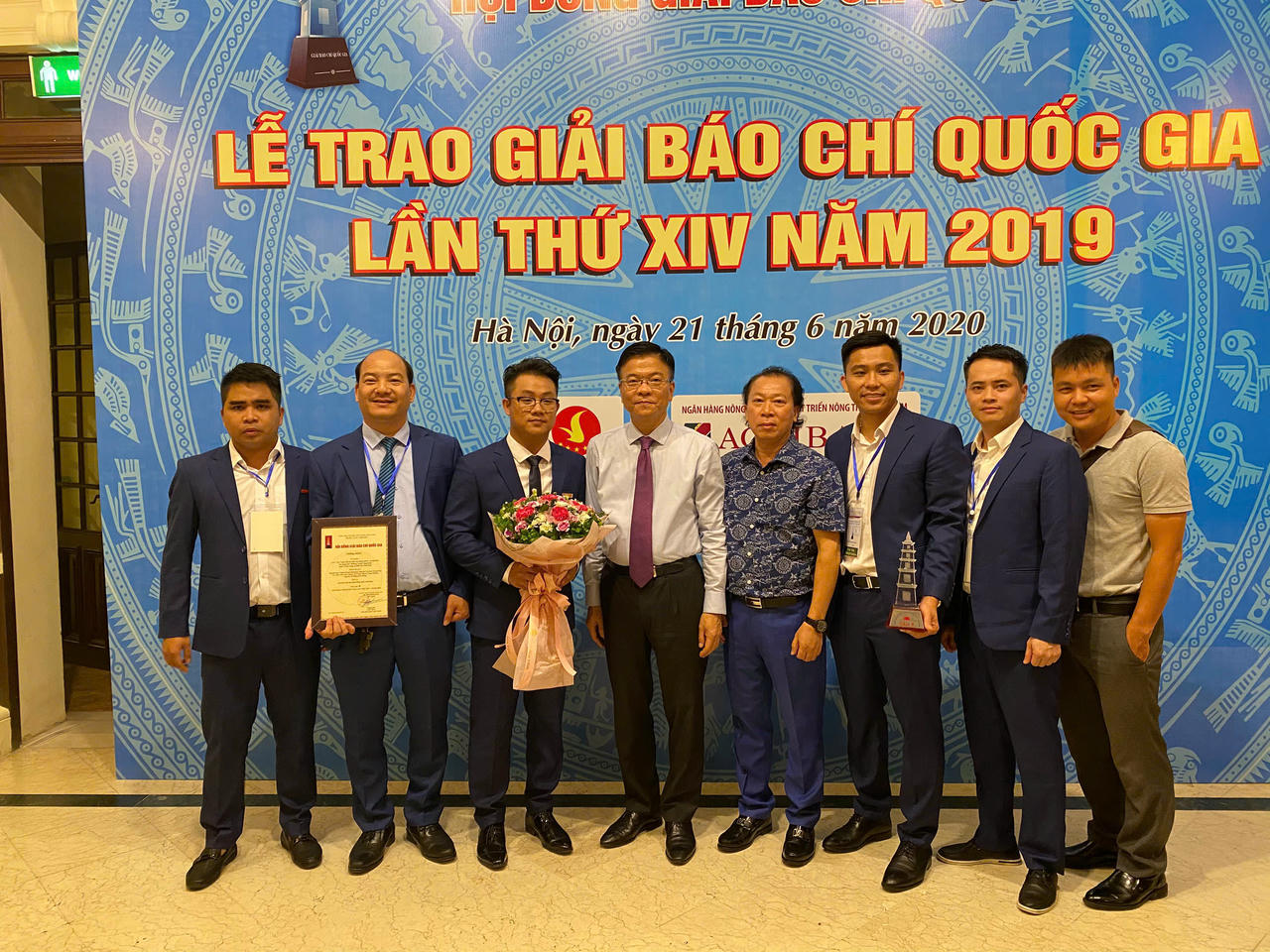 Nhà báo Nguyễn Huy Thiện và nhóm tác giả nhận hoa chúc mừng của Bộ trưởng Bộ Tư pháp (nay là Phó Thủ tướng) 
Lê Thành Long và nguyên Tổng Biên tập Báo Pháp luật Việt Nam sau lễ trao Giải báo chí Quốc gia 2019.