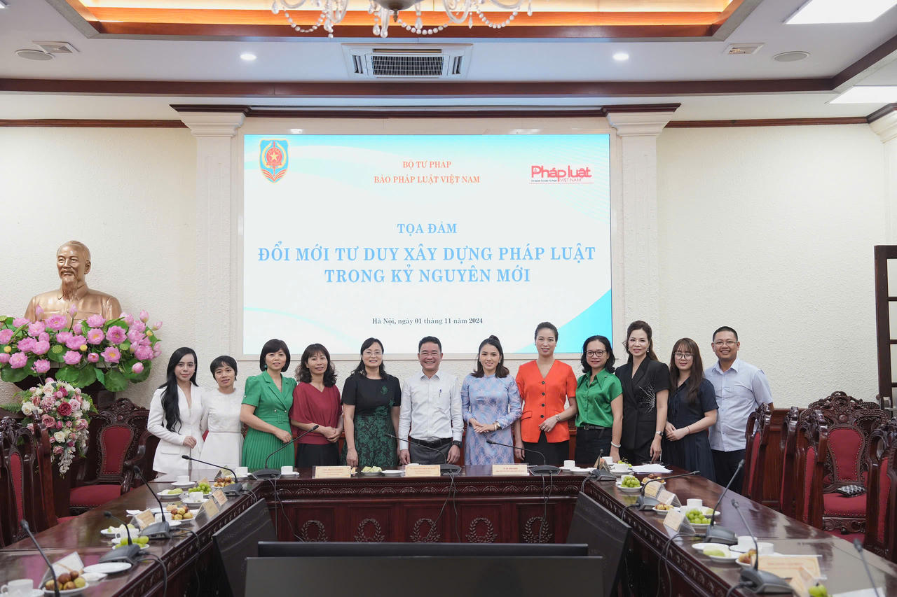 Lãnh đạo Báo Pháp luật Việt Nam và các Phóng viên, Biên tập viên tại Tọa đàm Đổi mới tư duy xây dựng pháp luật trong kỷ nguyên mới. Ảnh P.Mai