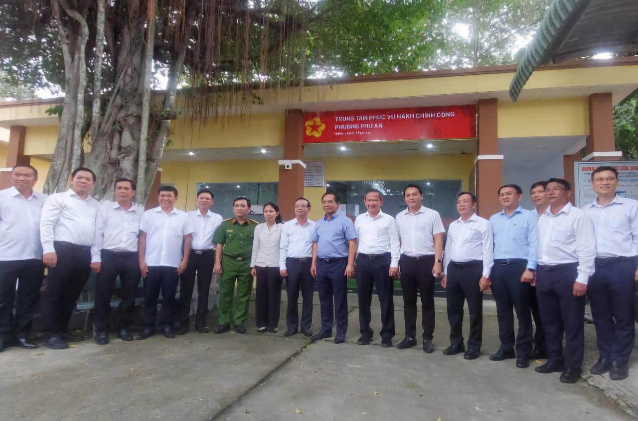 Đoàn công tác chụp ảnh lưu niệm tại TTPVHCC