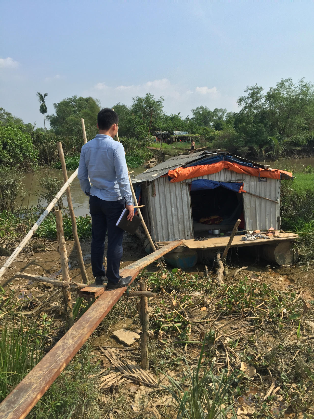 Nhà báo Mai Văn Long trong một chuyến đi thực tế tại miền Đông Nam Bộ.
