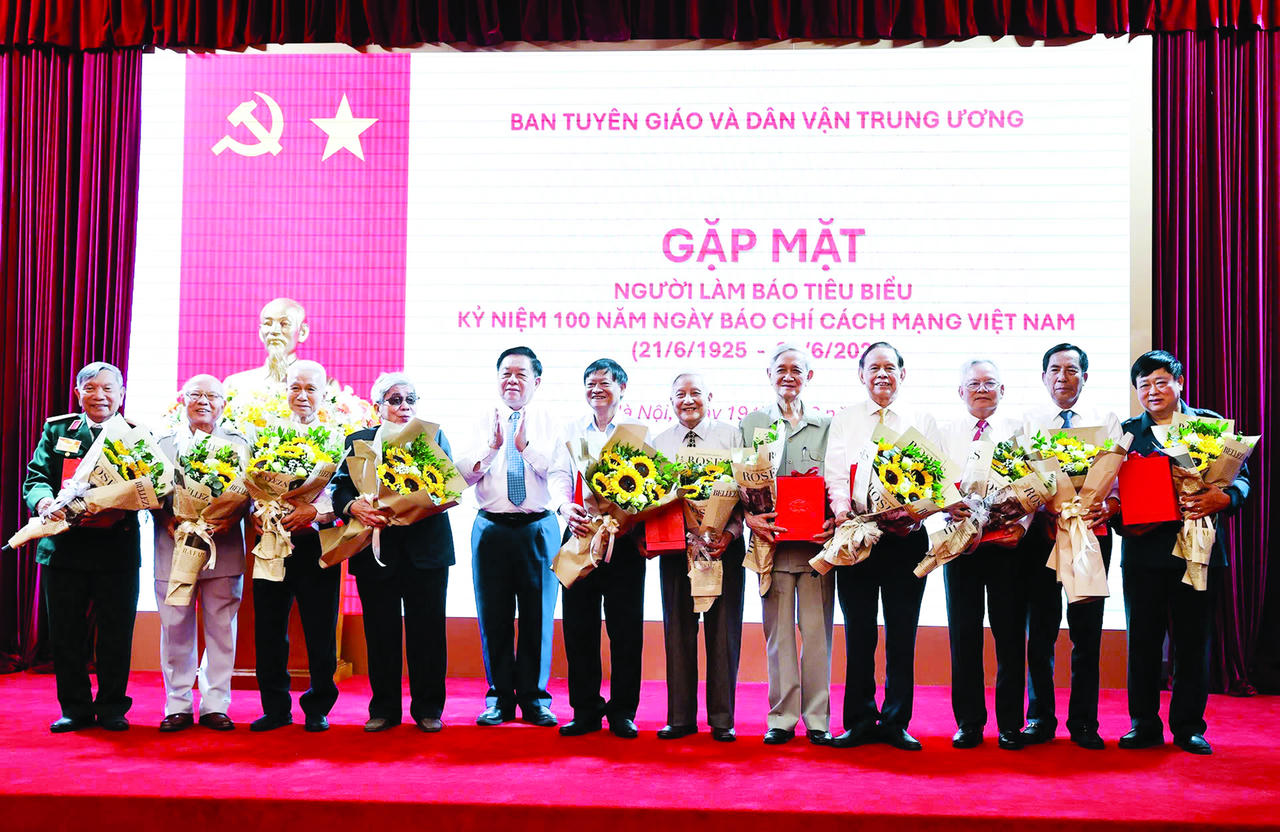 Ủy viên Bộ Chính trị, Bí thư Trung ương Đảng, Trưởng Ban Tuyên giáo và Dân vận Trung ương Nguyễn Trọng Nghĩa tặng hoa tri ân các nhà báo lão thành tại Lễ gặp mặt người làm báo tiêu biểu nhân dịp Kỷ niệm 100 năm Ngày báo chí cách mạng Việt Nam. Ảnh: VGP