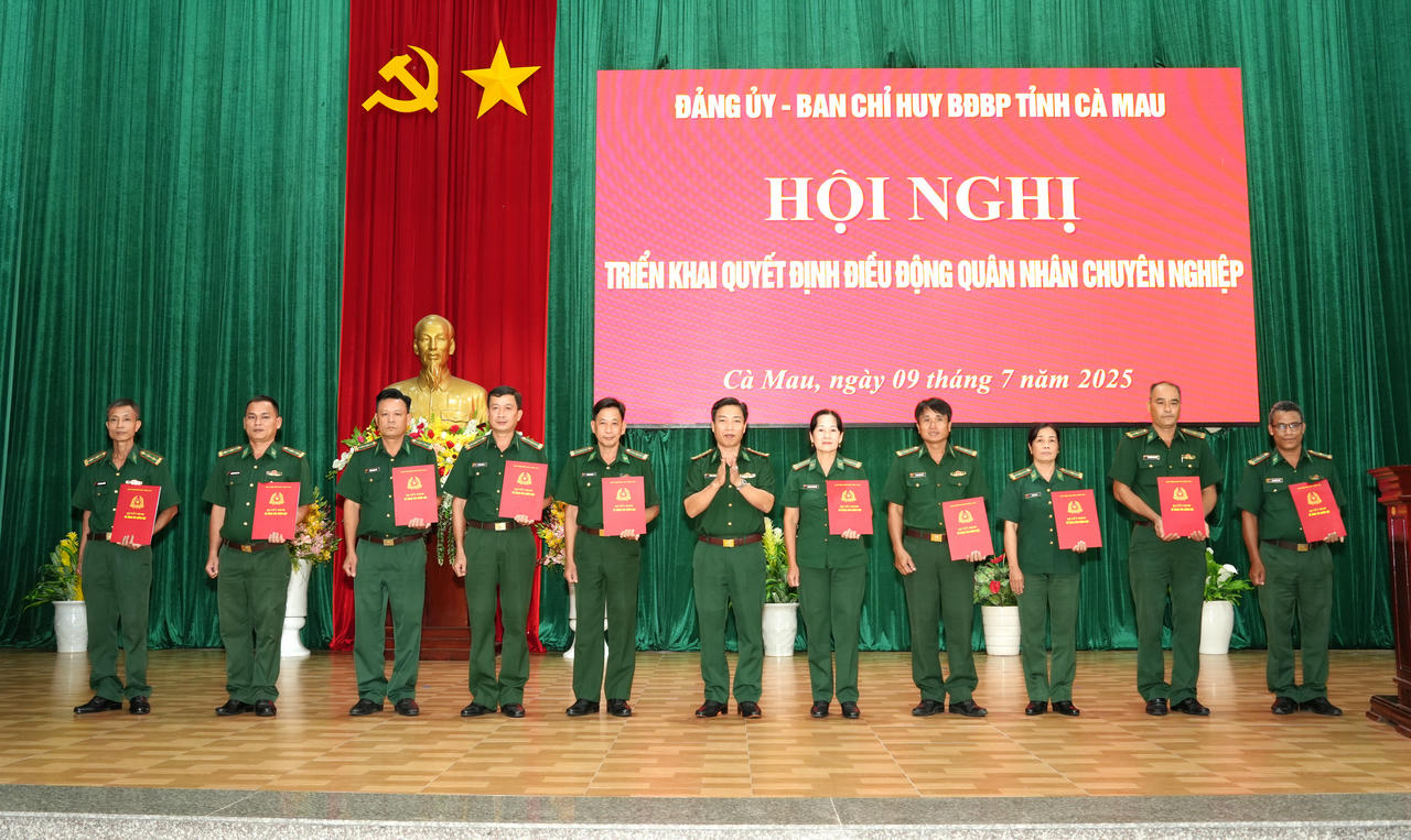Đại tá Phạm Minh Giang - Tỉnh ủy viên, Bí thư Đảng ủy, Chính ủy Bộ Chỉ huy BĐBP tỉnh Cà Mau, trao quyết định cho các sĩ quan.