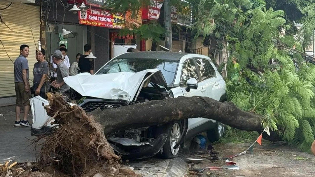 Vụ ô tô gây tai nạn liên hoàn ở Hà Nội: 4 người nhập viện, 1 nạn nhân tử vong