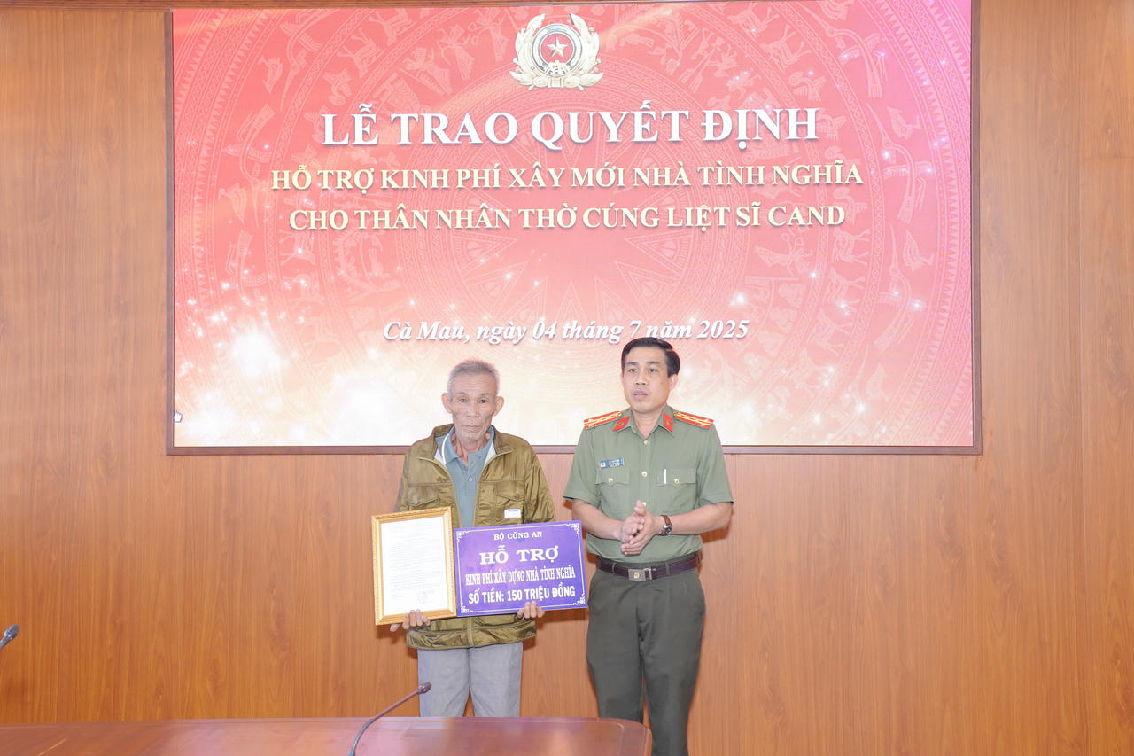 Đại tá Lê Tấn Vinh - Phó Bí thư Đảng ủy, Phó Giám đốc Công an tỉnh trao kinh phí hỗ trợ xây dựng nhà cho ông Trương Văn Hoàng.