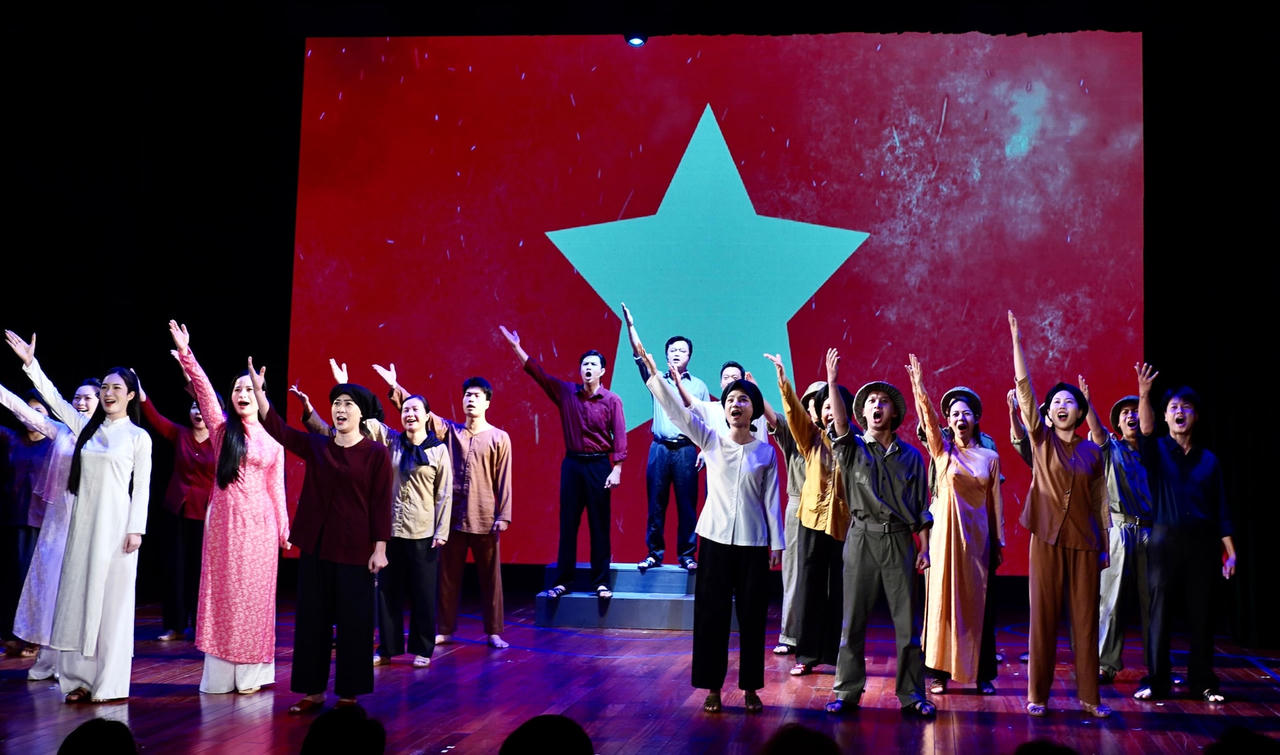 Cảnh trích trong vở nhạc kịch "Café bánh mì". Ảnh: Nhà hát Kịch Việt Nam