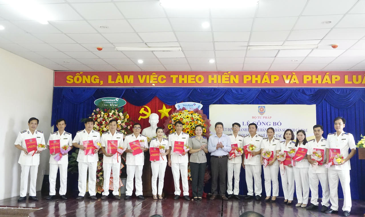 Bà Trần Thị Phương Hoa - Phó Cục trưởng Cục Quản lý THADS (Bộ Tư pháp), trao Quyết định bổ nhiệm, tặng hoa chúc mừng Trưởng phòng và tương đương thuộc THADS tỉnh Cà Mau.