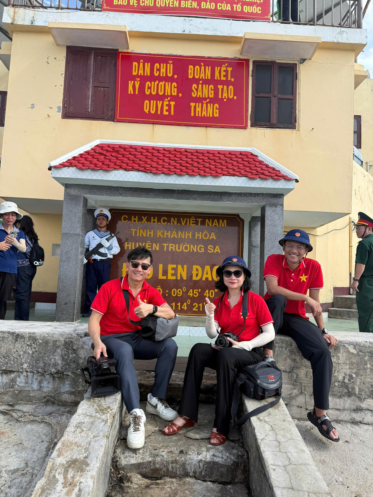 Đoàn công tác của Báo dù làm việc miệt mài, cũng không quên ghi lại những khung hình đẹp.