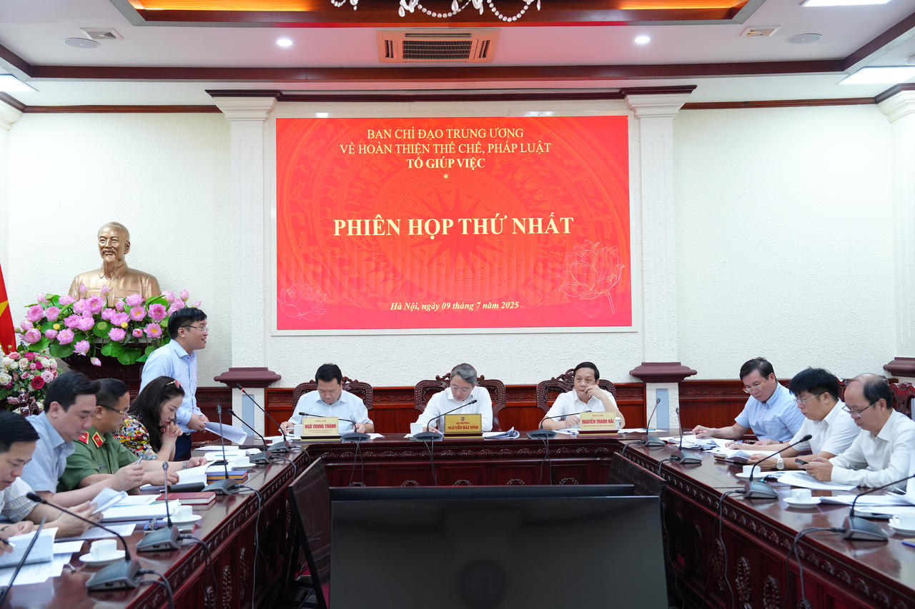 Tại Phiên họp, các đại biểu đã nghe Viện trưởng Viện Chiến lược và Khoa học pháp lý báo cáo một số dự thảo văn bản.